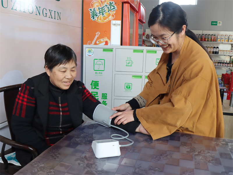 社區(qū)居民在“服務驛站”測量血壓