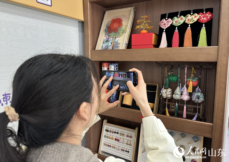 休閑車廂陳列著富有山東特色的文創產品。人民網 喬姝攝