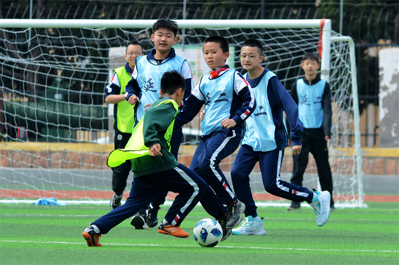 2025年4月8日,在山東省青島市市北區延安二路小學舉行的“校長杯”校園足球聯賽上,足球小將們馳騁賽場、激烈角逐。