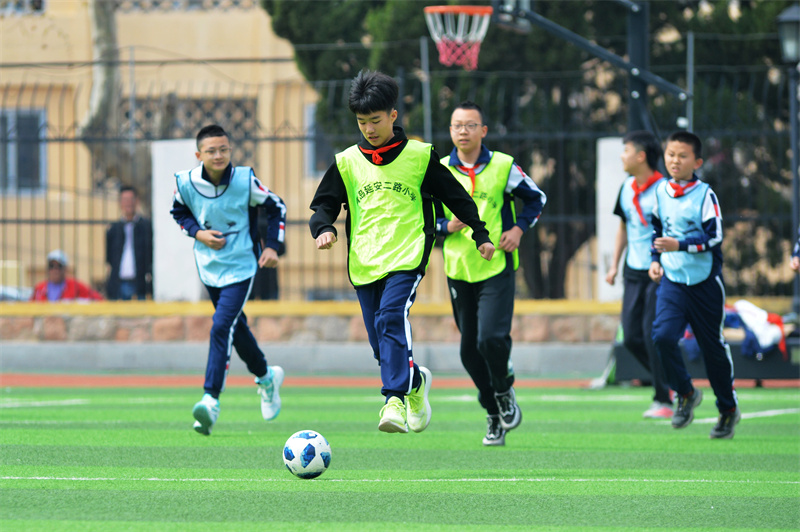 2025年4月8日,在山東省青島市市北區延安二路小學舉行的“校長杯”校園足球聯賽上,足球小將們馳騁賽場、激烈角逐。