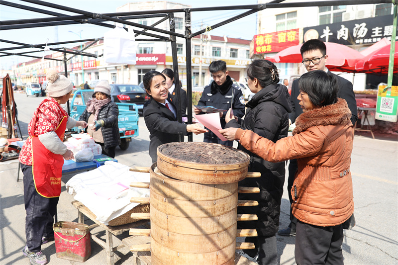 2025年3月4日農歷二月初五，在三八婦女節、消費者權益保護日即將到來之際，商河法院龍桑寺法庭干警為切實提升群眾法律意識，保護群眾合法權益，借助龍桑寺大集的機會，前往大集、入戶門店，為普通民眾、商戶送法上門，宣傳民法典、消費者權益法等法律法規，同時對民眾進行反詐教育。