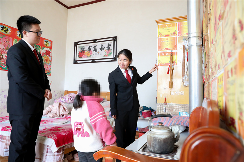 2025年1月10日，為查明一起正在審理的相鄰權糾紛案件事實，商河法院龍桑寺法庭王芝靜帶領法官助理和書記員前往韓廟鎮店子張村進行實地調查，入戶了解。