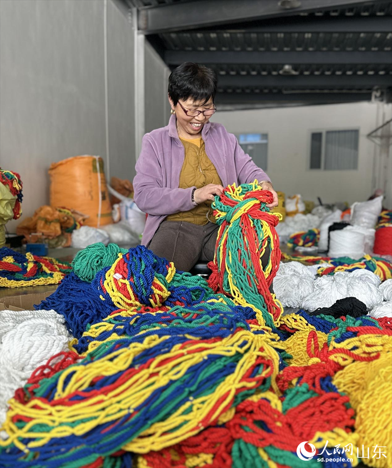 4月13日，在山東濱州惠民縣李莊鎮一家繩網企業，工作人員正在加工繩網產品。人民網 喬姝攝