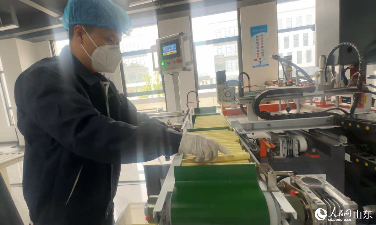 九頂艾中醫藥大健康產業園內，工作人員正在加工艾條產品。 人民網 喬姝攝