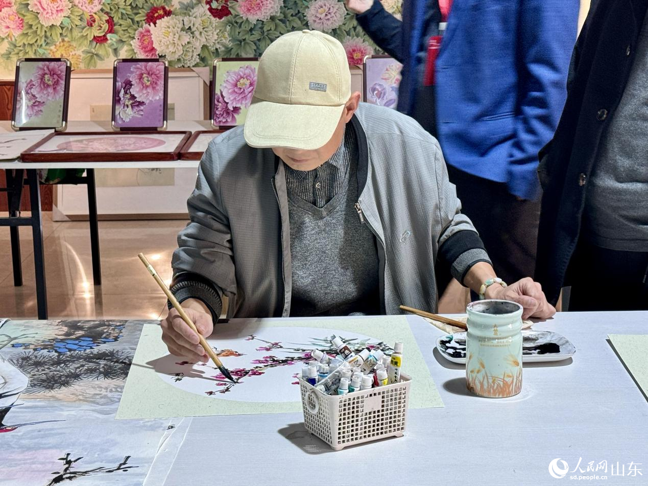 巨野一村書畫院內，一位工筆牡丹花愛好者正在認真創(chuàng)作。人民網(wǎng) 鄭昕橋攝