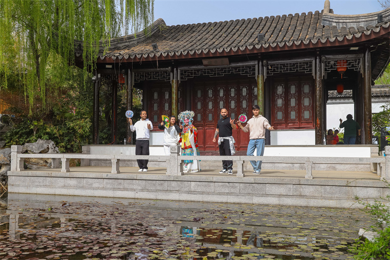 2025年4月17日，在山東省青島世博園江蘇園景區(qū)，京劇老師指導(dǎo)外國留學(xué)生學(xué)習(xí)京劇表演。張鷹 攝 