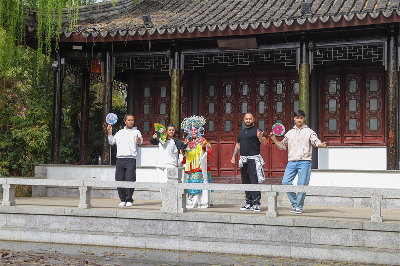 2025年4月17日，在山東省青島世博園江蘇園景區(qū)，京劇老師指導(dǎo)外國留學(xué)生學(xué)習(xí)京劇表演。張鷹 攝