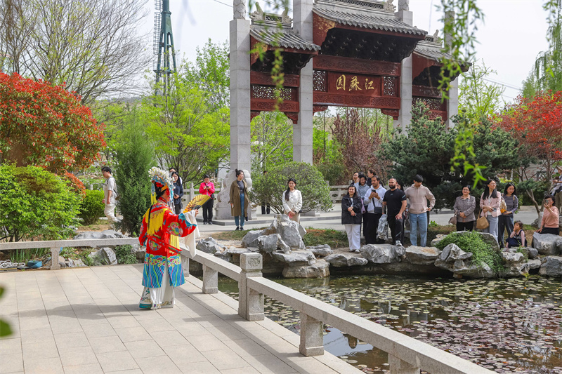 2025年4月17日，在山東省青島世博園江蘇園景區(qū)，京劇演員為大家表演梅派名段《貴妃醉酒》。張鷹 攝