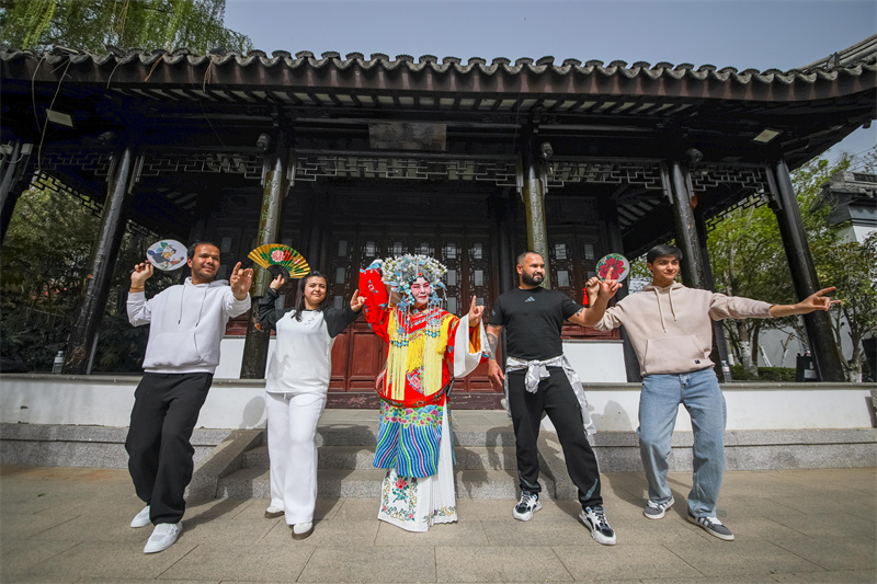 2025年4月17日，在山東省青島世博園江蘇園景區(qū)，外國留學(xué)生沉浸式學(xué)習(xí)京劇表演。張鷹 攝 