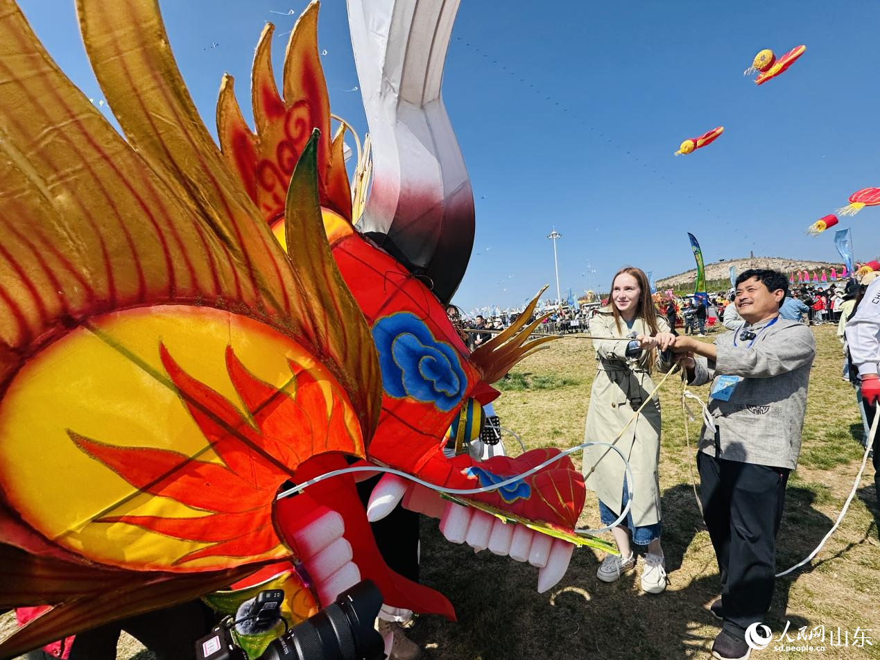世界風箏公園放飛場上，中外風箏愛好者共同放飛風箏。人民網 喬姝攝