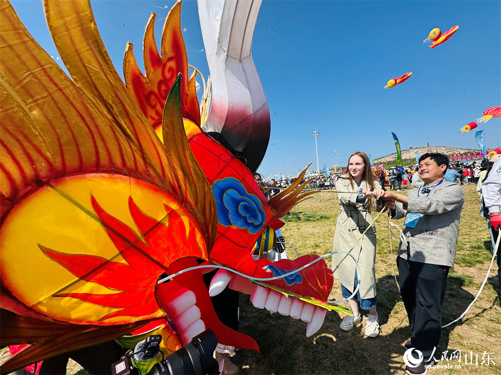 世界風箏公園放飛場上，中外風箏愛好者共同放飛風箏。人民網 喬姝攝