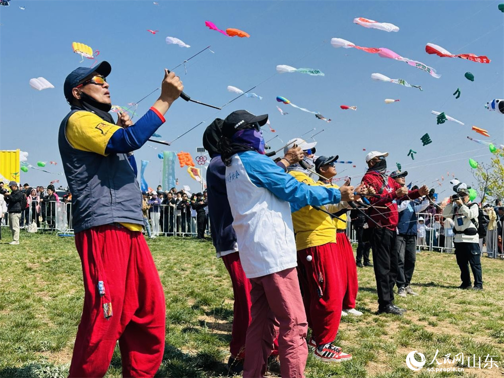 世界風箏公園放飛場上，武漢市風箏協會代表正在放飛運動風箏。 人民網 喬姝攝