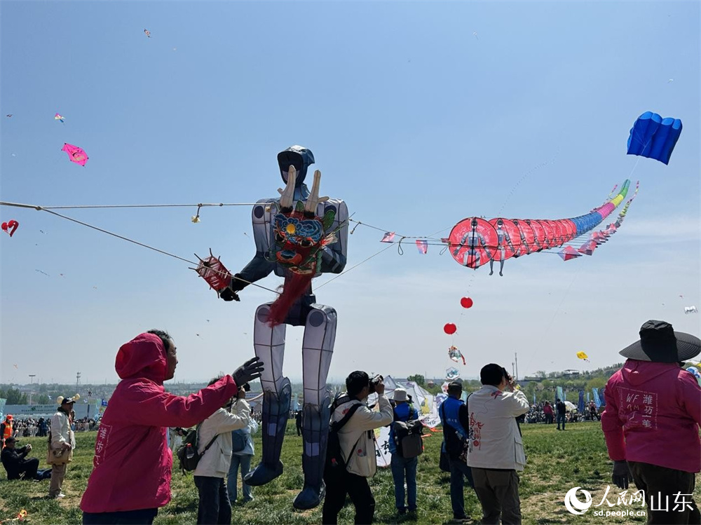 機器人風箏緩緩升空。 人民網 喬姝攝