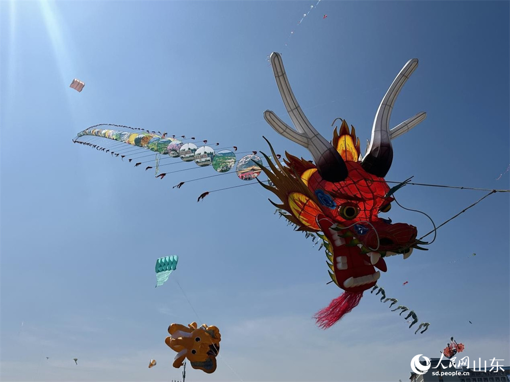 名為“齊魯天路”的風箏，“載滿”濰坊文旅地標。 人民網 喬姝攝