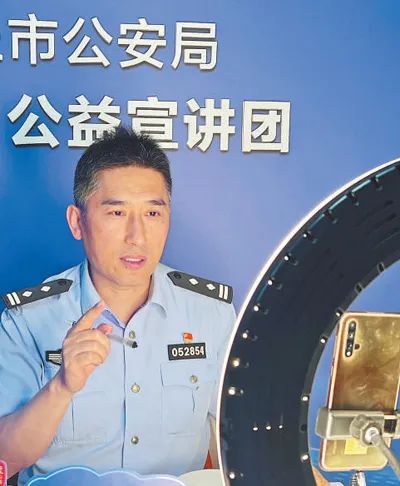 吳江勇在網(wǎng)上直播宣傳法律知識(shí)。馬潤(rùn)潤(rùn)攝（人民視覺(jué)）