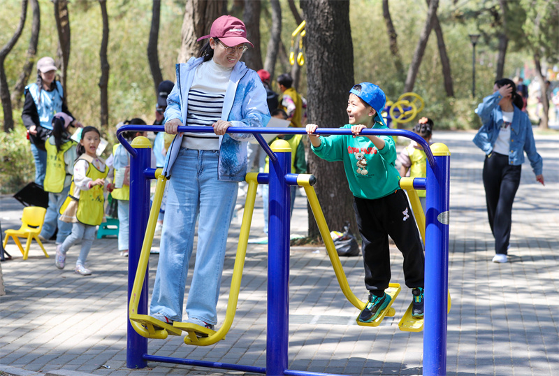 4月20日，一對母子在山東青島萊西市月湖公園鍛煉身體。張進剛攝