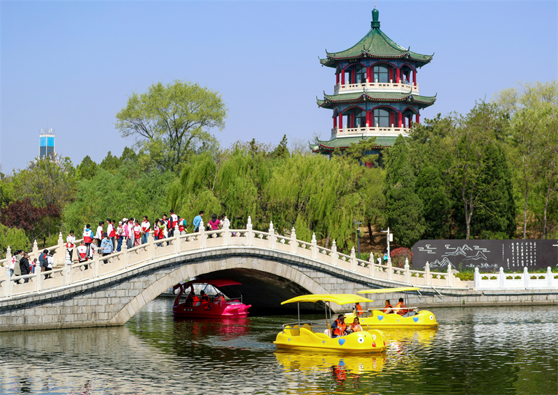 4月20日，游客在山東青島萊西市月湖公園泛舟游玩。張進剛攝