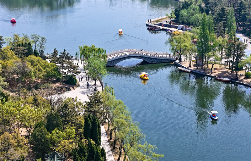 4月20日，游客在山東青島萊西市月湖公園泛舟游玩。張進剛攝
