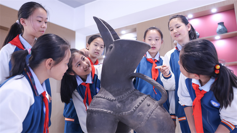 4月18日，山東省日照市東港區東夷黑陶博物館，小學生在參觀黑陶展覽。尹召功攝