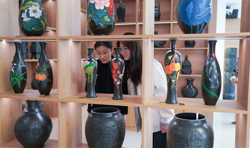 4月18日，山東省日照市東港區東夷黑陶博物館，游客在觀看展示的黑陶作品。