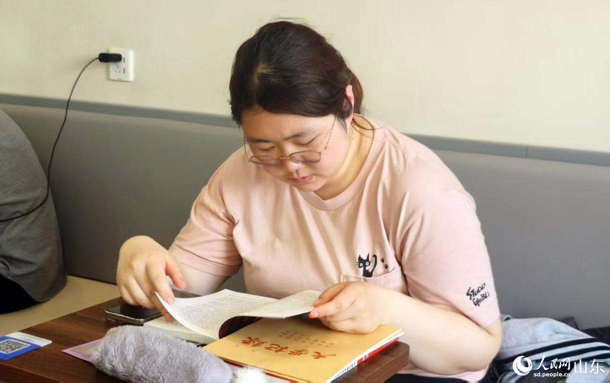 市民正在讀書。人民網記者 宋翠攝