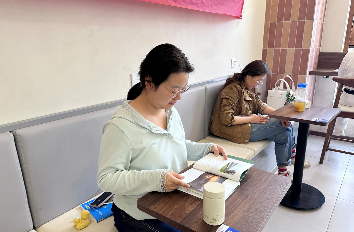一杯茶，一本書，讀得很投入。張媛攝