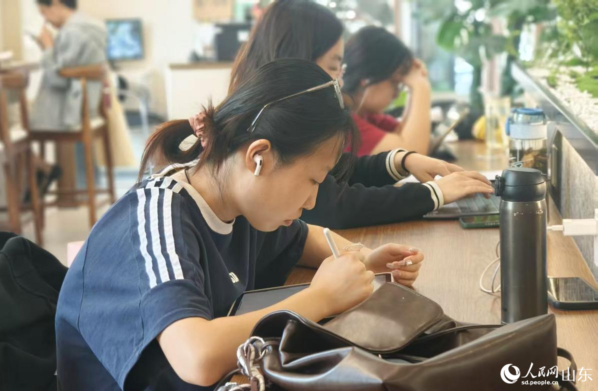 學生在認真學習。人民網記者 宋翠攝