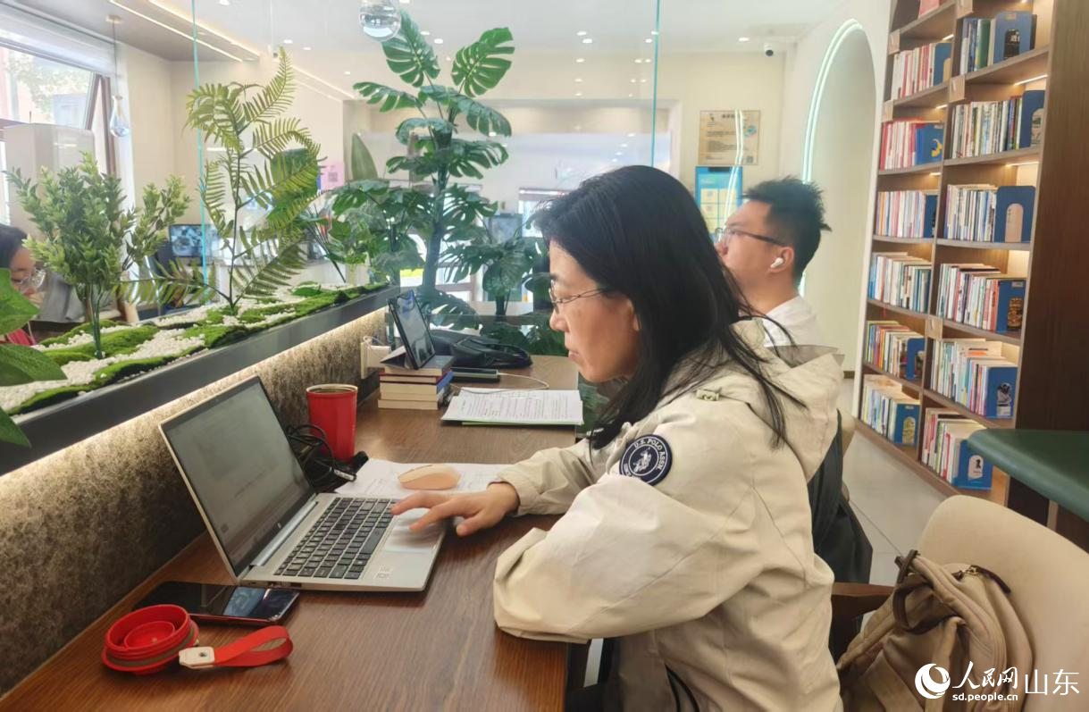 市民在聚精會神地學習知識。人民網記者 宋翠攝