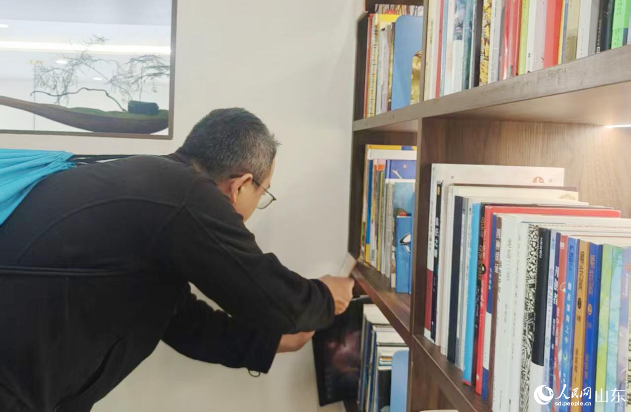市民在認真挑選書籍。人民網記者宋翠攝