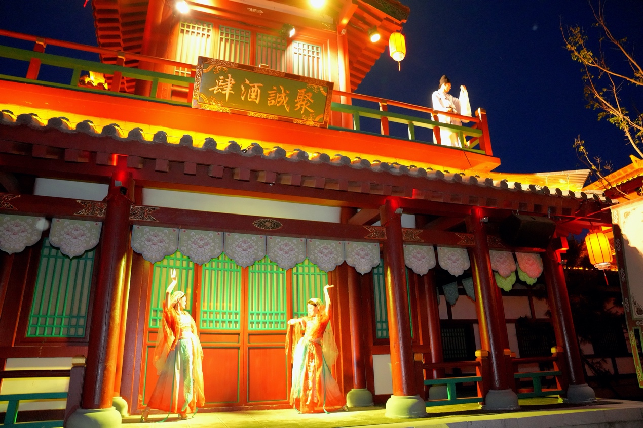 古風酒肆場景，游客可與“詩人”角色互動，現場吟詩作對，沉浸體驗傳統文人雅趣。賈鵬 攝