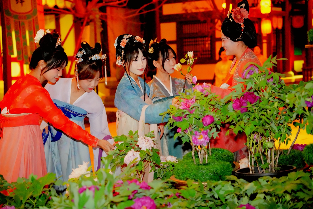 身著古裝的少女們在市井街巷中挑選鮮花。賈鵬 攝