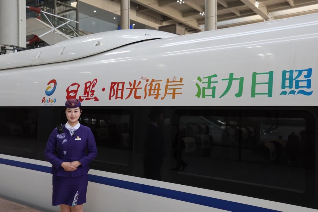 首發列車車體上“陽光海岸 活力日照”的噴繪十分吸睛。 宋年升 攝