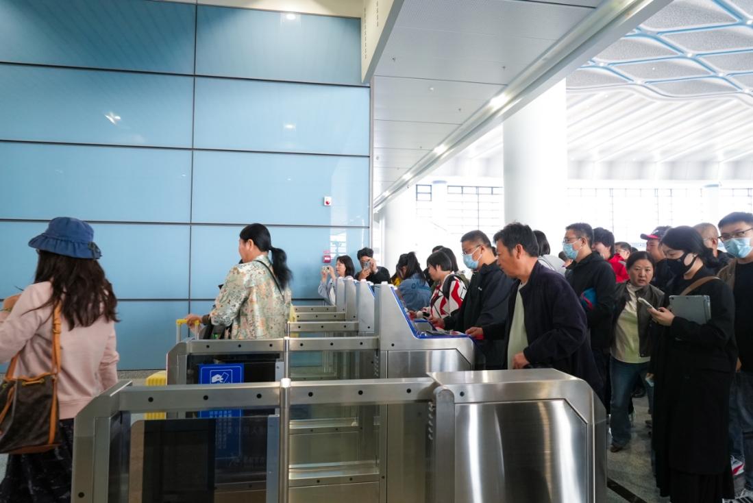乘坐由日照站開往北京南的G4865次列車的旅客正在檢票。丁敏航 攝