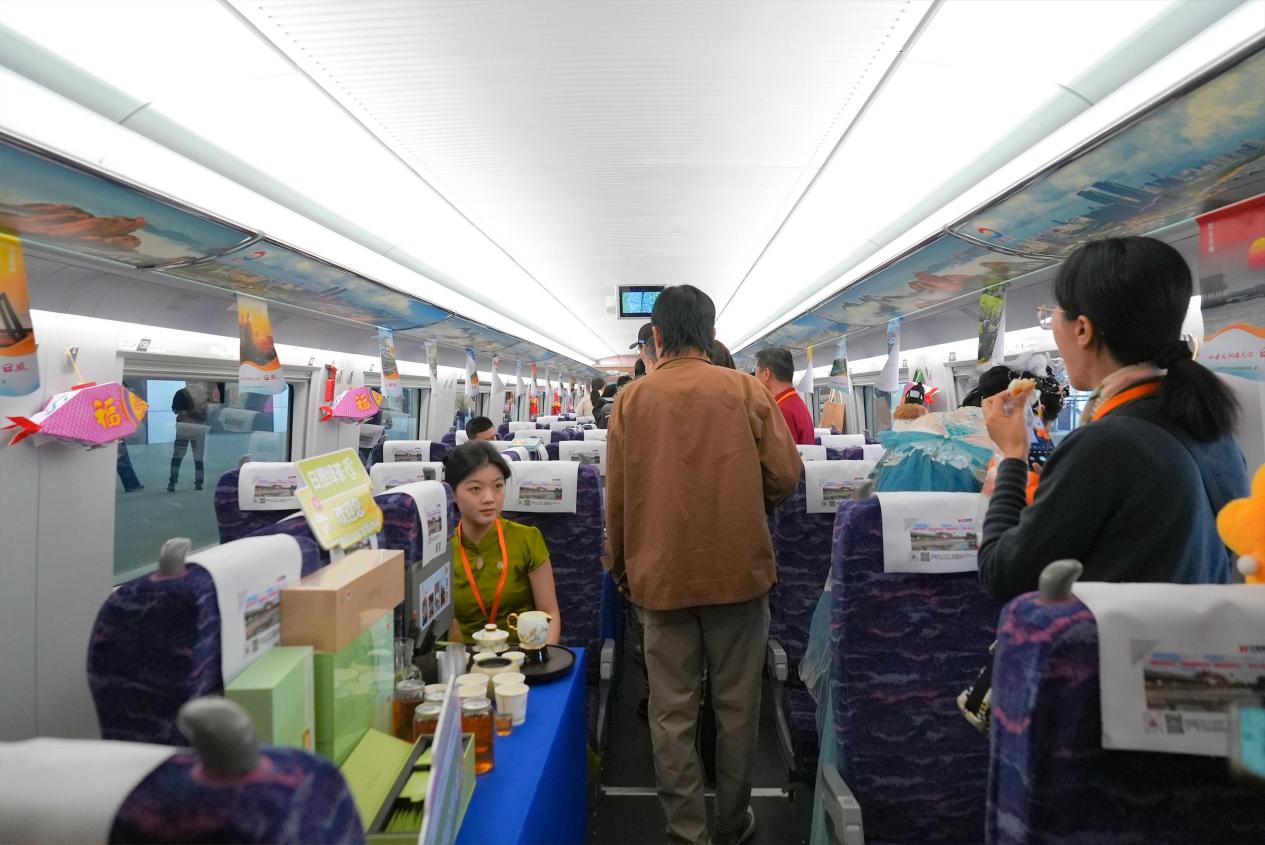 首發列車上布置了日照綠茶、非遺魚燈籠等日照特色元素。匡海齊 攝
