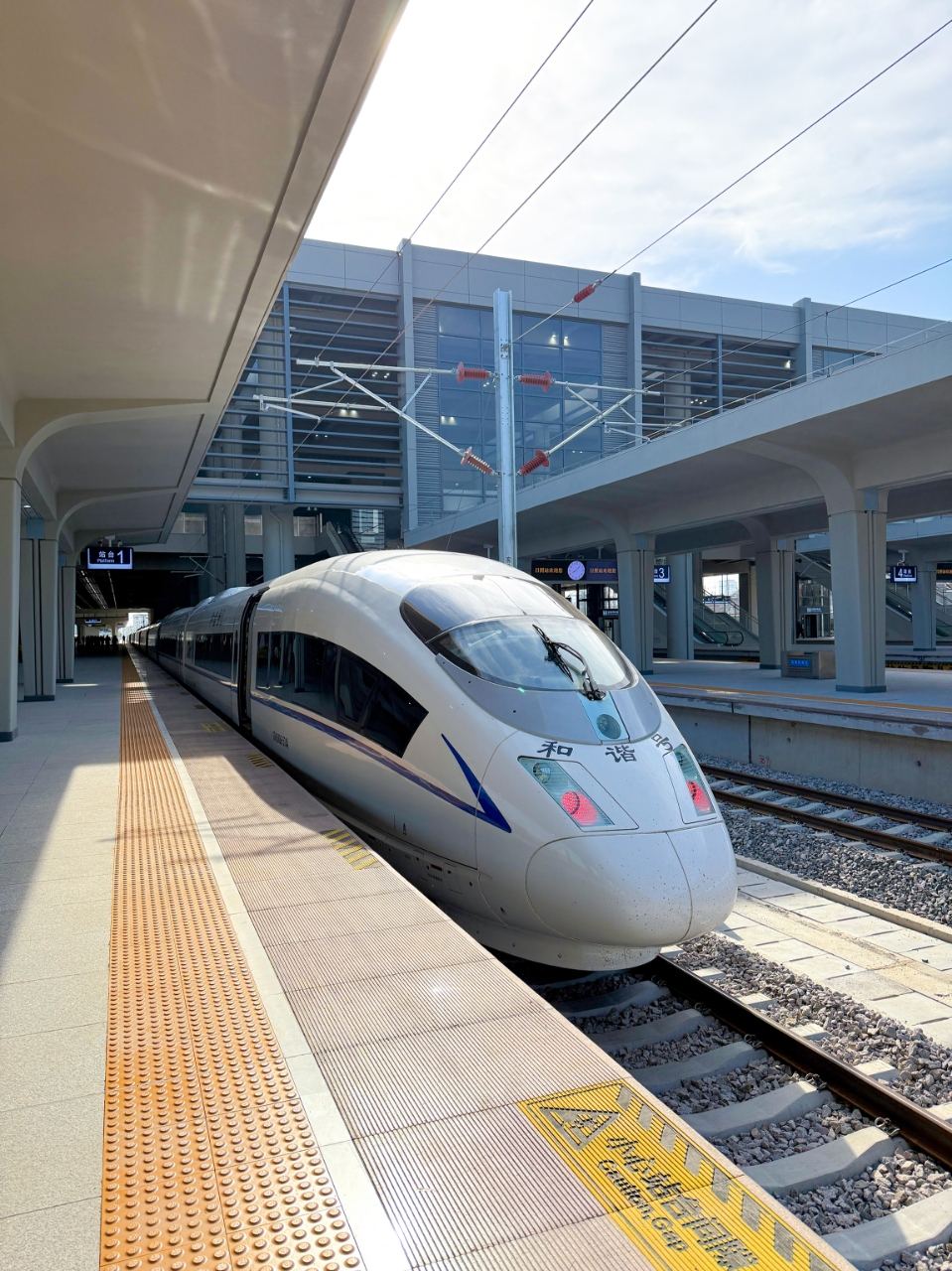 G4865次列車作為首發列車準備就緒，等待鳴笛啟程。 丁敏航 攝
