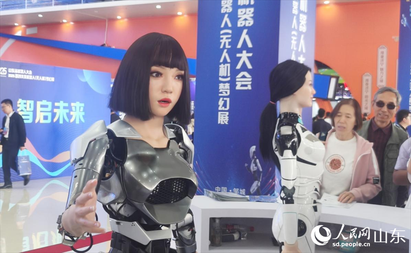會說話、能思考人形機器人成為展會的最大亮點。人民網記者 宋翠攝
