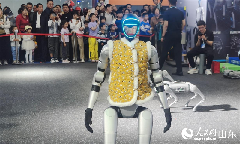 會跳舞的人形機器人也閃亮登場。人民網記者 宋翠攝
