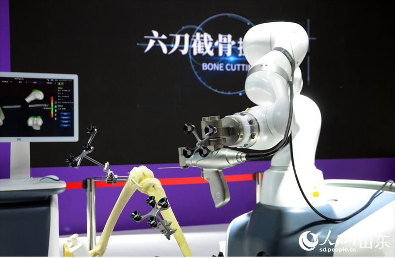 機器人還可以用于醫療領域，刀法非常精準。人民網記者 宋翠攝