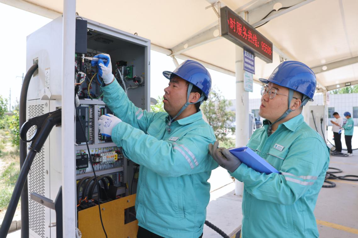 國網萊蕪供電公司員工到京滬高速萊蕪服務區巡視檢查充電設施。