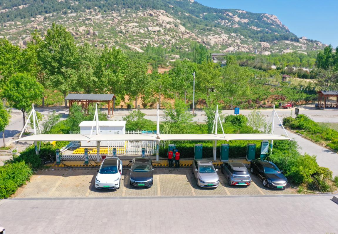 國網濟寧供電公司員工對嶧山風景區充電站設備進行巡視檢查。