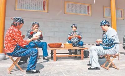 手藝人在制作布鞋。利津縣委宣傳部供圖
