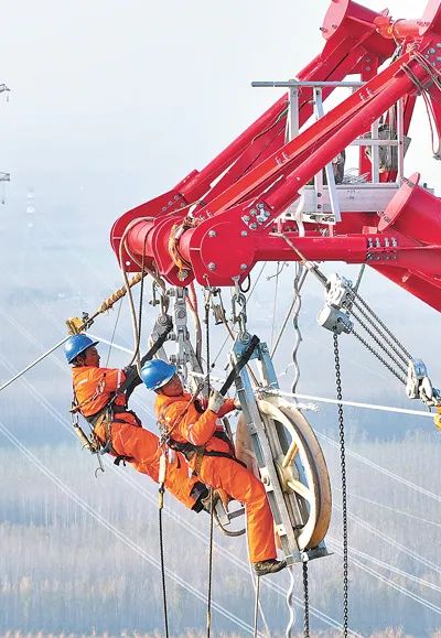 隴東—山東工程山東段，工人在高空作業。