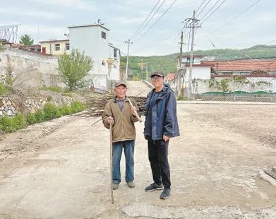 姜利紅（右）和村里老人在一起。以上圖片均為姜健攝