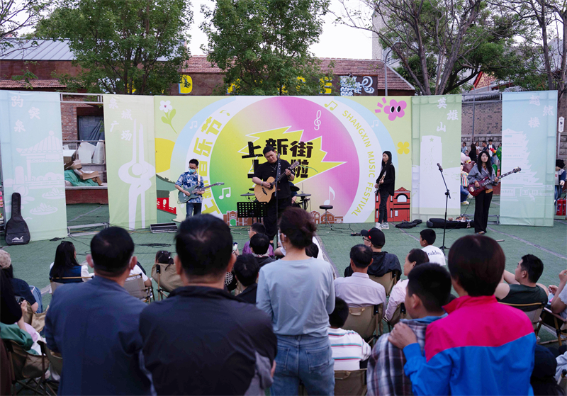 “上新音樂節”期間，樂隊現場演出。市中區委宣傳部供圖