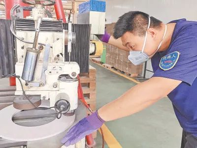 工人在對砂輪進行硬度檢測。青島萬基萬工具有限公司供圖