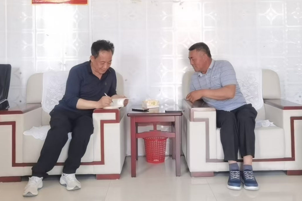 劉善亮和村黨支部書記劉玉文探討種田技術。受訪者供圖