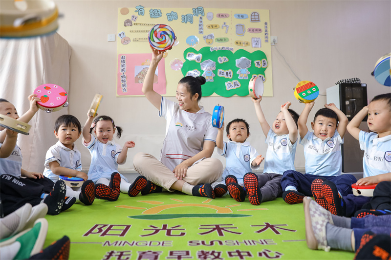 2025年5月14日，在山東省青島市李滄區職工子女愛心托育中心，老師帶領小朋友做游戲。張鷹 攝
