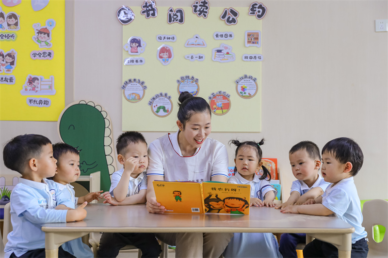 2025年5月14日，在山東省青島市李滄區職工子女愛心托育中心，老師為小朋友閱讀繪本。張鷹 攝