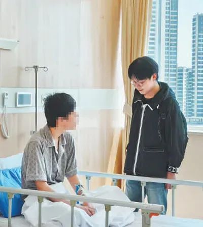 姜昭鵬（右）在探望同學。受訪者供圖