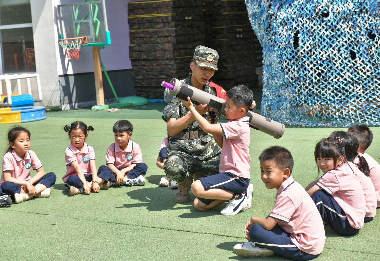 5月20日，在鄒平市全民國防教育進校園活動中，黃山實驗幼兒園幼兒進行武器模擬射擊體驗。